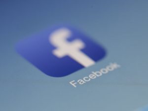 Facebook réagit contre les fake news